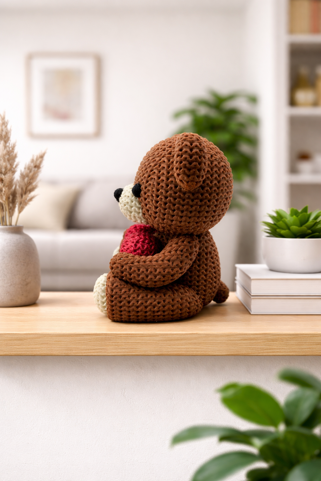 L'ours assis vu de côté avec un cœur rouge entre les pattes
