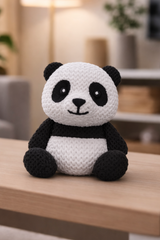 Figurine de panda noir et blanc imprimée en 3D, assise bien droite, environ 8 cm de haut