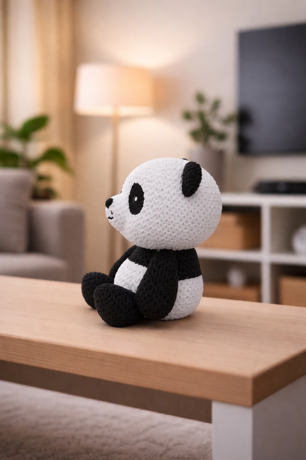 Figurine de panda en déco de bureau à côté de fournitures de bureau et de plantes