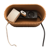 Boîte à câbles sous le bureau avec câbles d'alimentation et de charge sortant par les ouvertures latérales