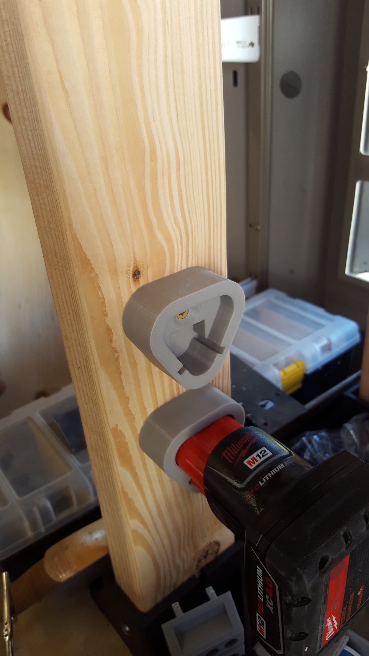 Cache-batterie pour Milwaukee M12 avec trou de vis pour fixation