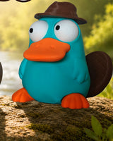 Gros plan d'une figurine d'ornithorynque amusante aux grands yeux mobiles sur fond blanc