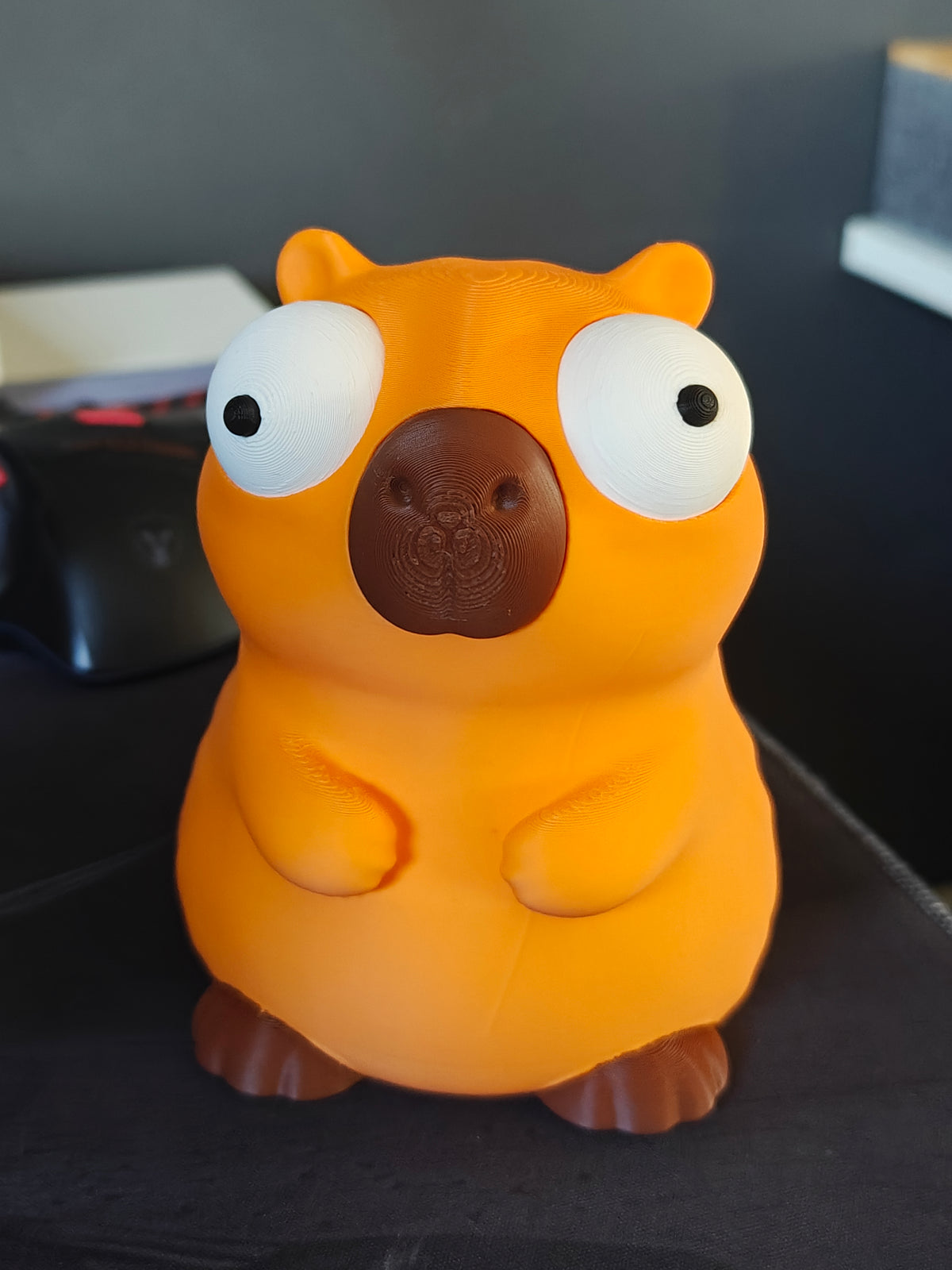 Gros plan des yeux mobiles de la figurine de capybara, qui peuvent être déplacés
