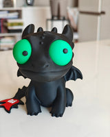 Figurine du dragon Krokmou aux grands yeux mobiles vue de face sur fond blanc
