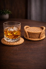 Lot de cinq sous-verres tressés beiges avec support cylindrique assorti