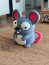 Gros plan d'une petite souris de dessin animé aux grands yeux mobiles et au petit sourire