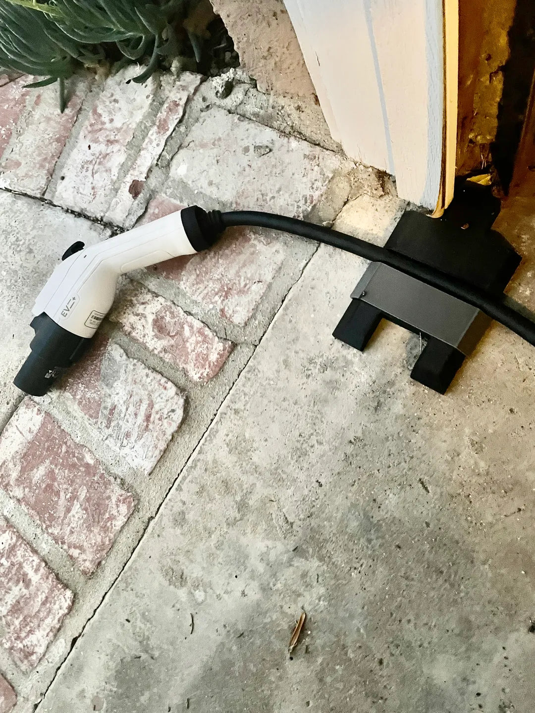 Passe-câble pour porte de garage – protégez votre câble de recharge