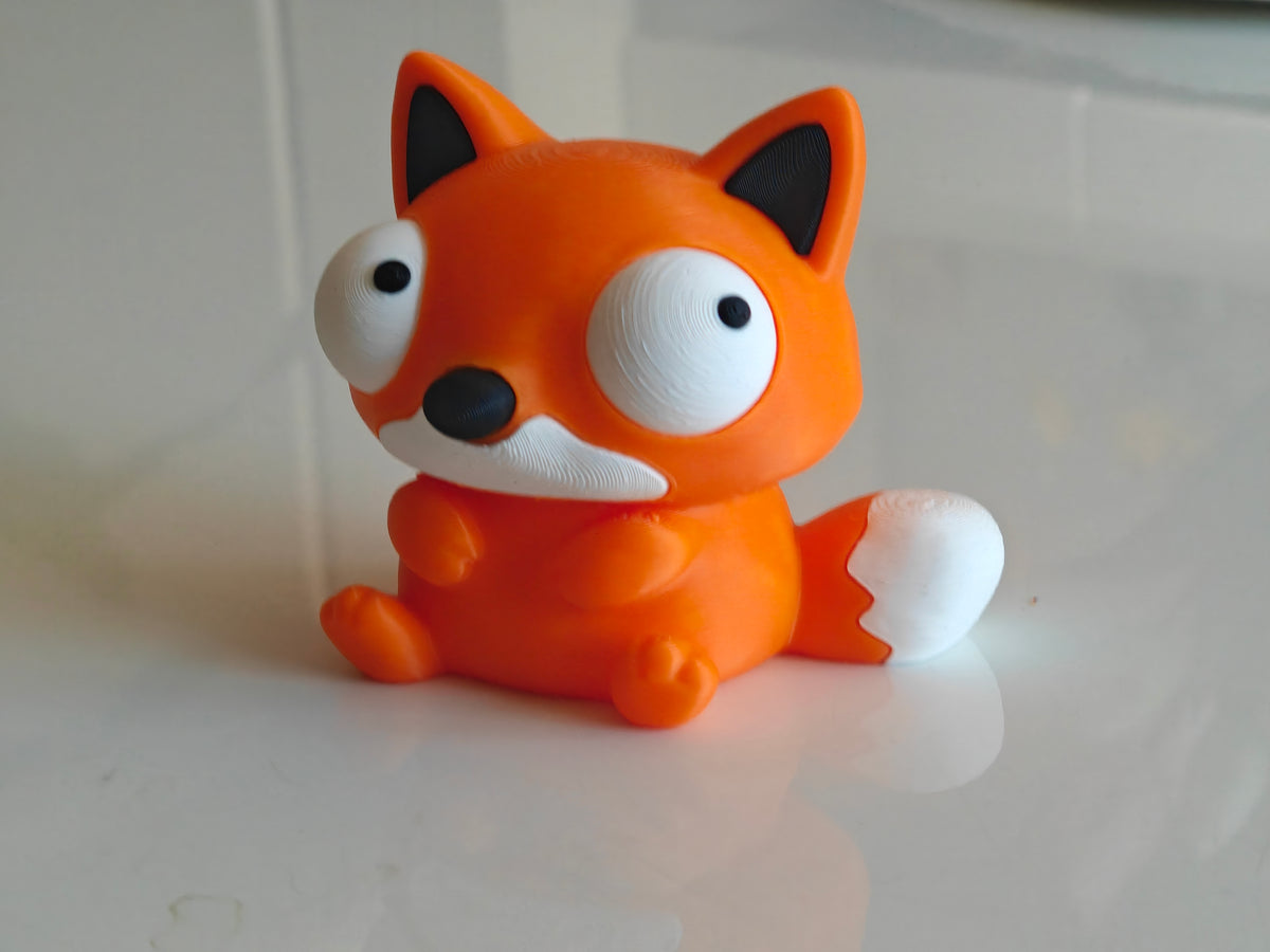 Gros plan des yeux mobiles rotatifs de Foxie aux différentes expressions amusantes