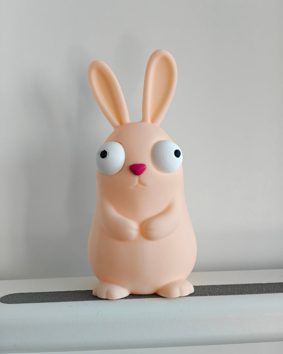 Gros plan des yeux mobiles de l'amusante figurine de lapin de Pâques