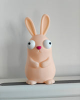 Gros plan des yeux mobiles de l'amusante figurine de lapin de Pâques