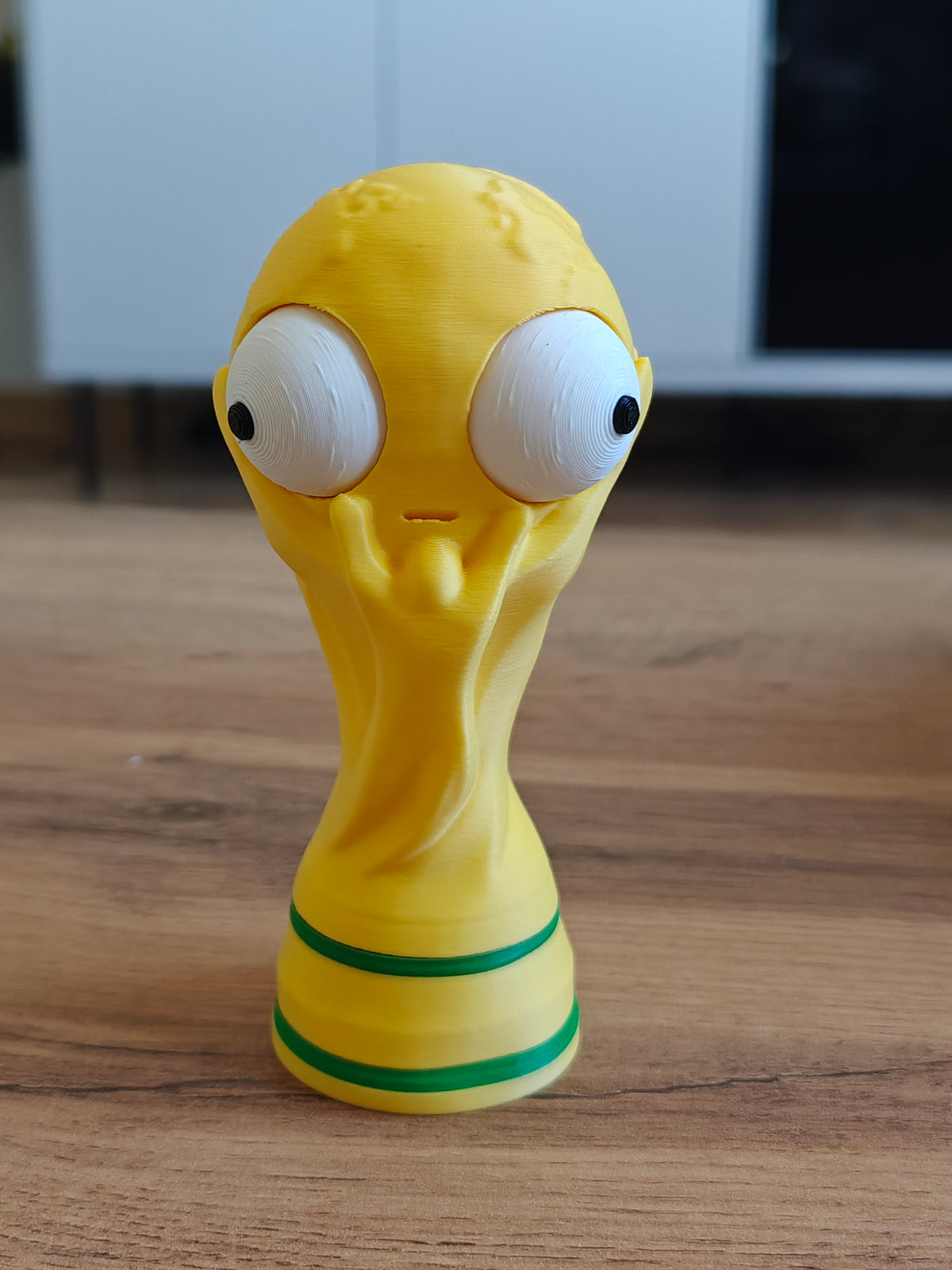 Gros plan d'une figurine amusante de trophée de Coupe du monde avec un grand œil mobile, vue de face