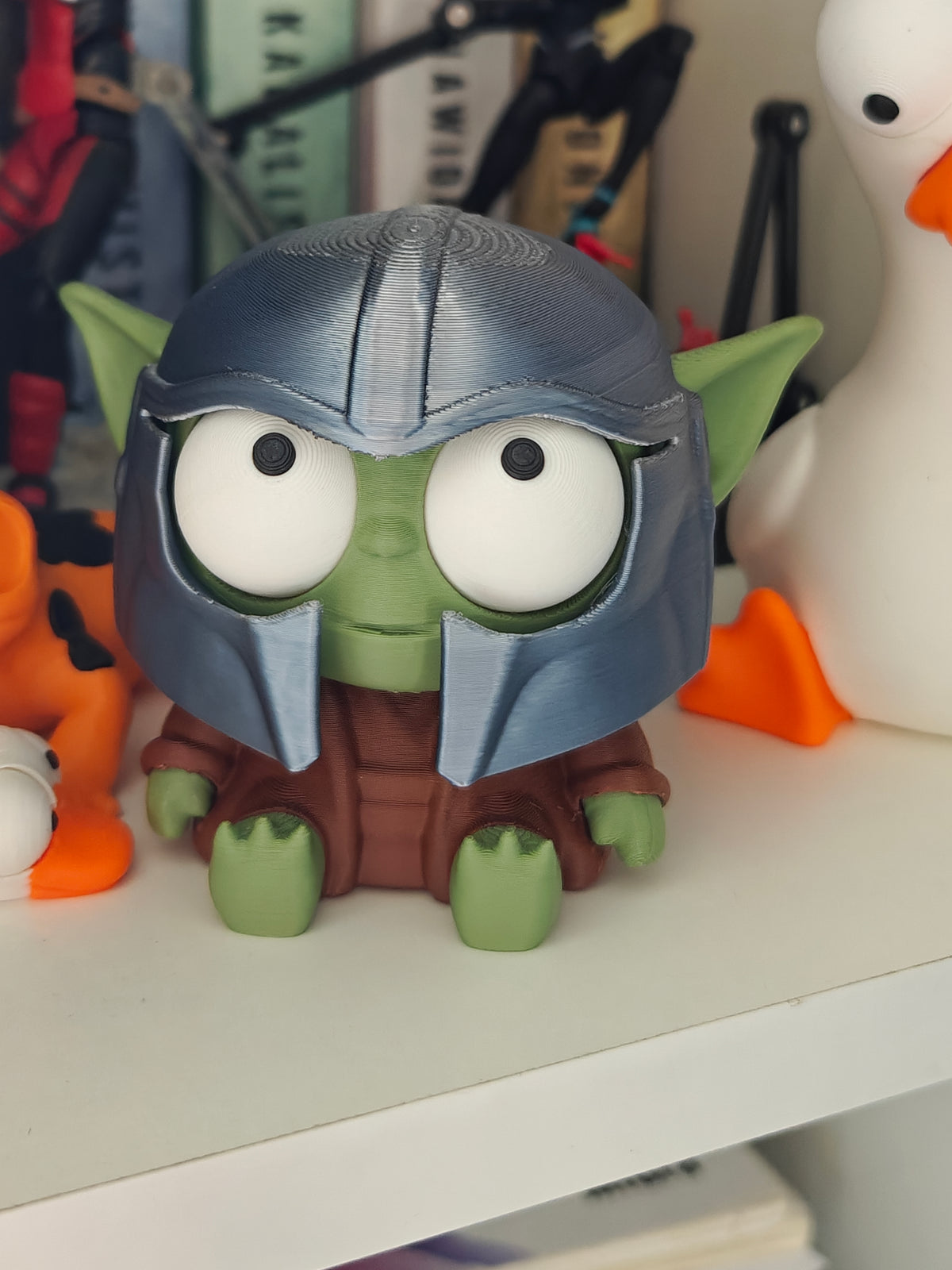 Figurine de Yoda rigolote aux yeux mobiles et grandes oreilles, vue de face