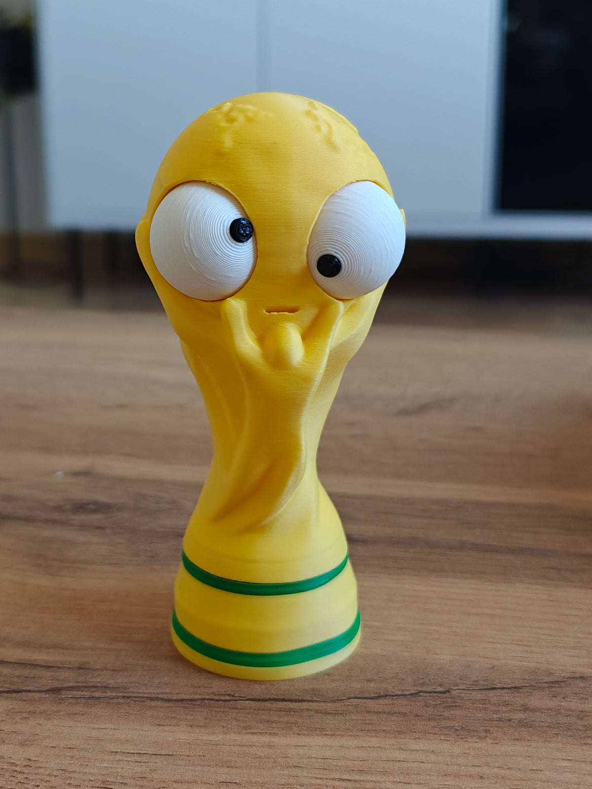 Gros plan d'une figurine amusante de trophée de Coupe du monde avec un grand œil mobile, vue de face
