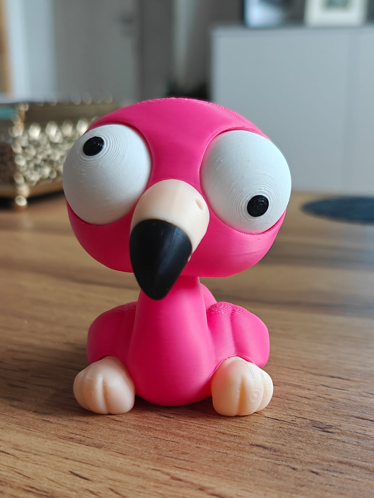 Gros plan d'une figurine de flamant rose de la série Goofy aux grands yeux mobiles