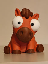 Gros plan d'une figurine de cheval amusante aux grands yeux mobiles sur surface blanche