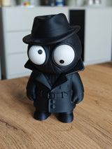 Figurine Spider Noir aux yeux mobiles, manteau sombre et chapeau, gros plan sur fond blanc