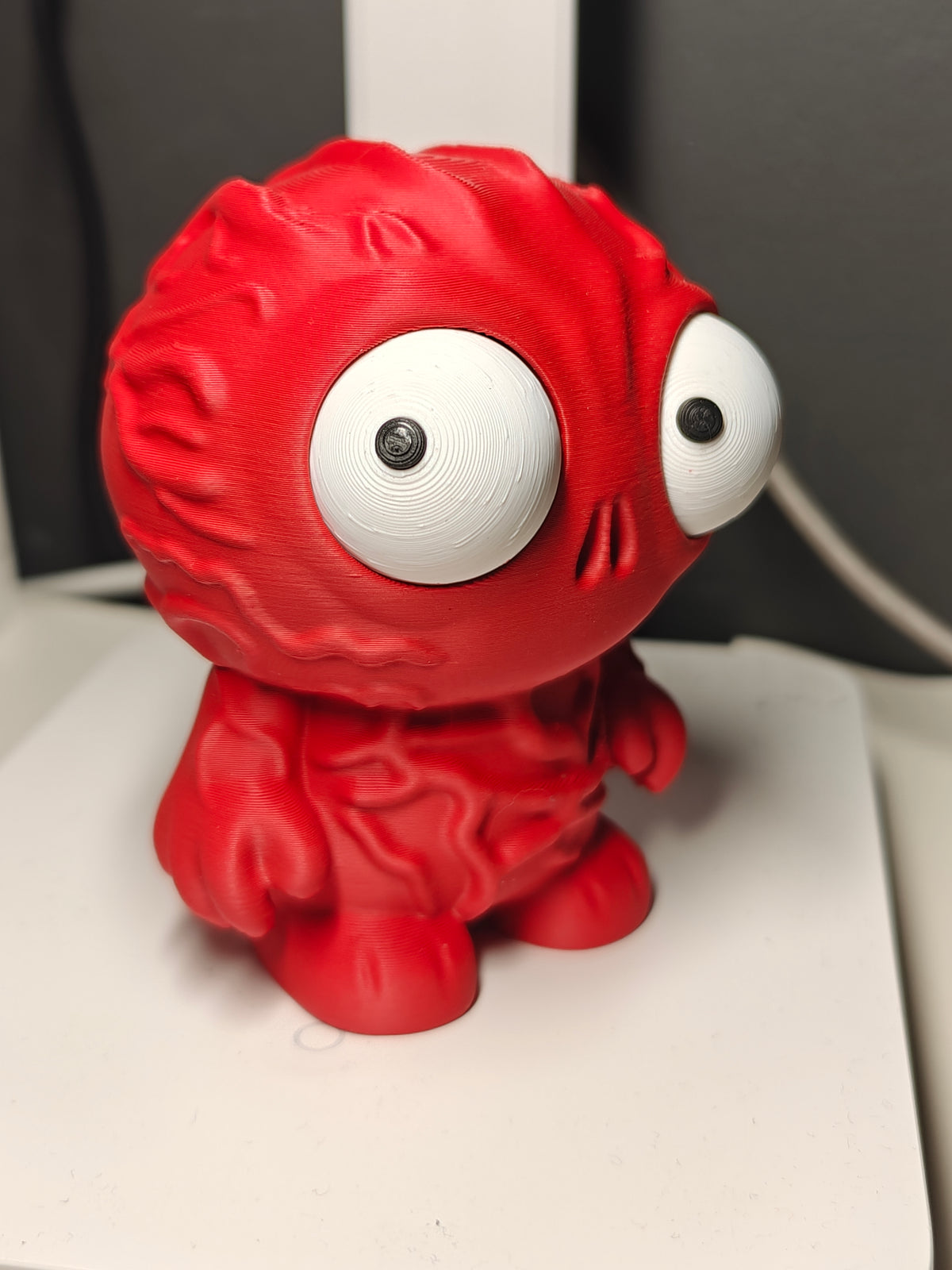 Gros plan des yeux mobiles d'une figurine chibi de Vecna aux expressions rigolotes