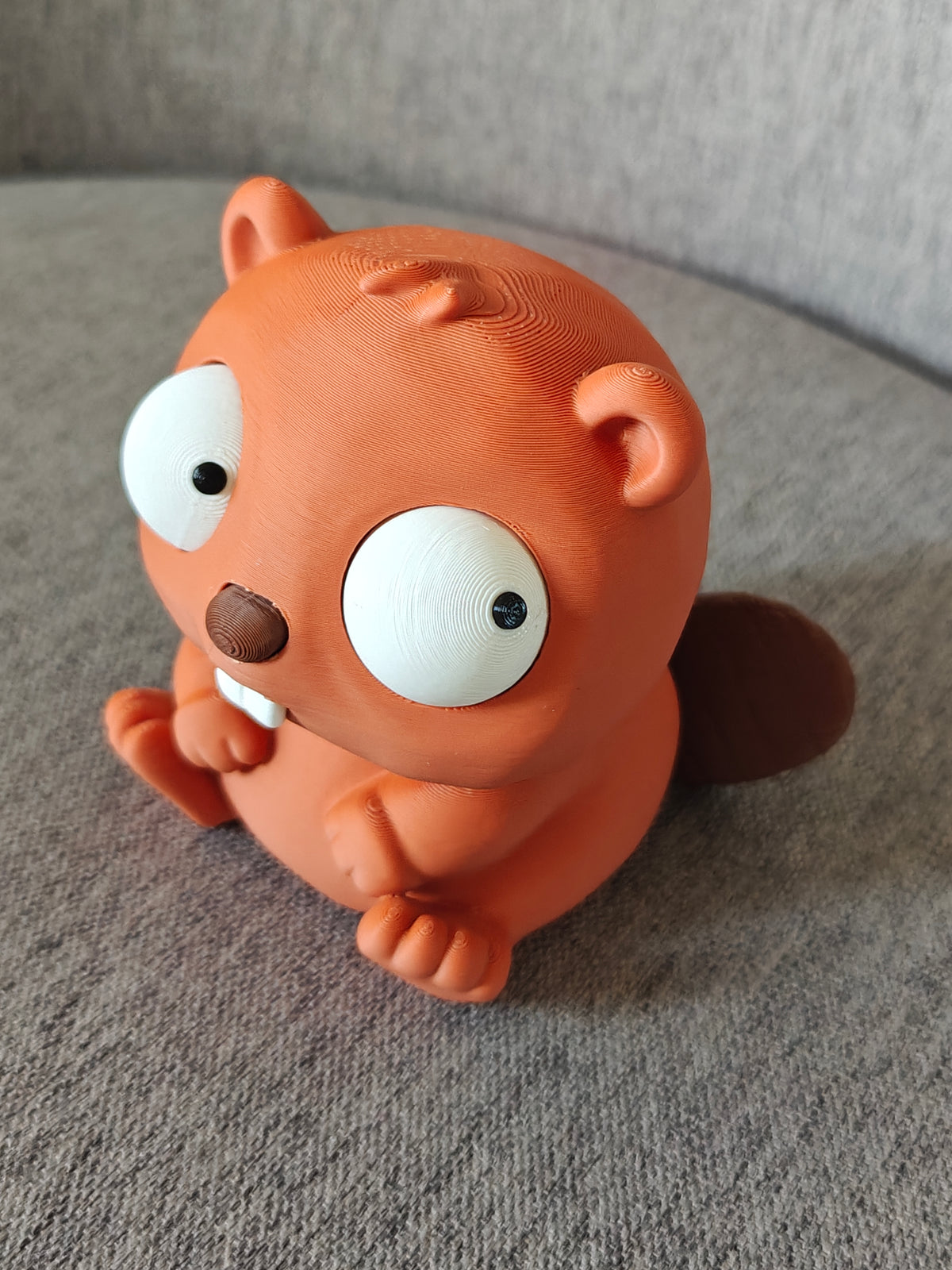Gros plan des grands yeux mobiles rotatifs de la figurine de castor aux différentes expressions