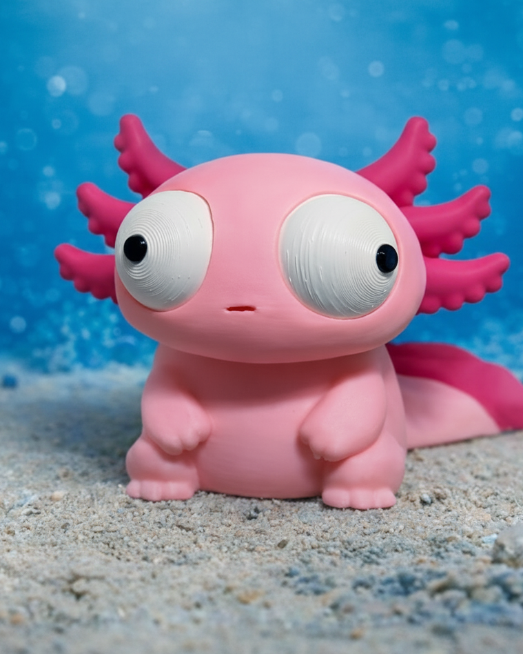 Figurine d'axolotl rigolote aux grands yeux mobiles, vue de face