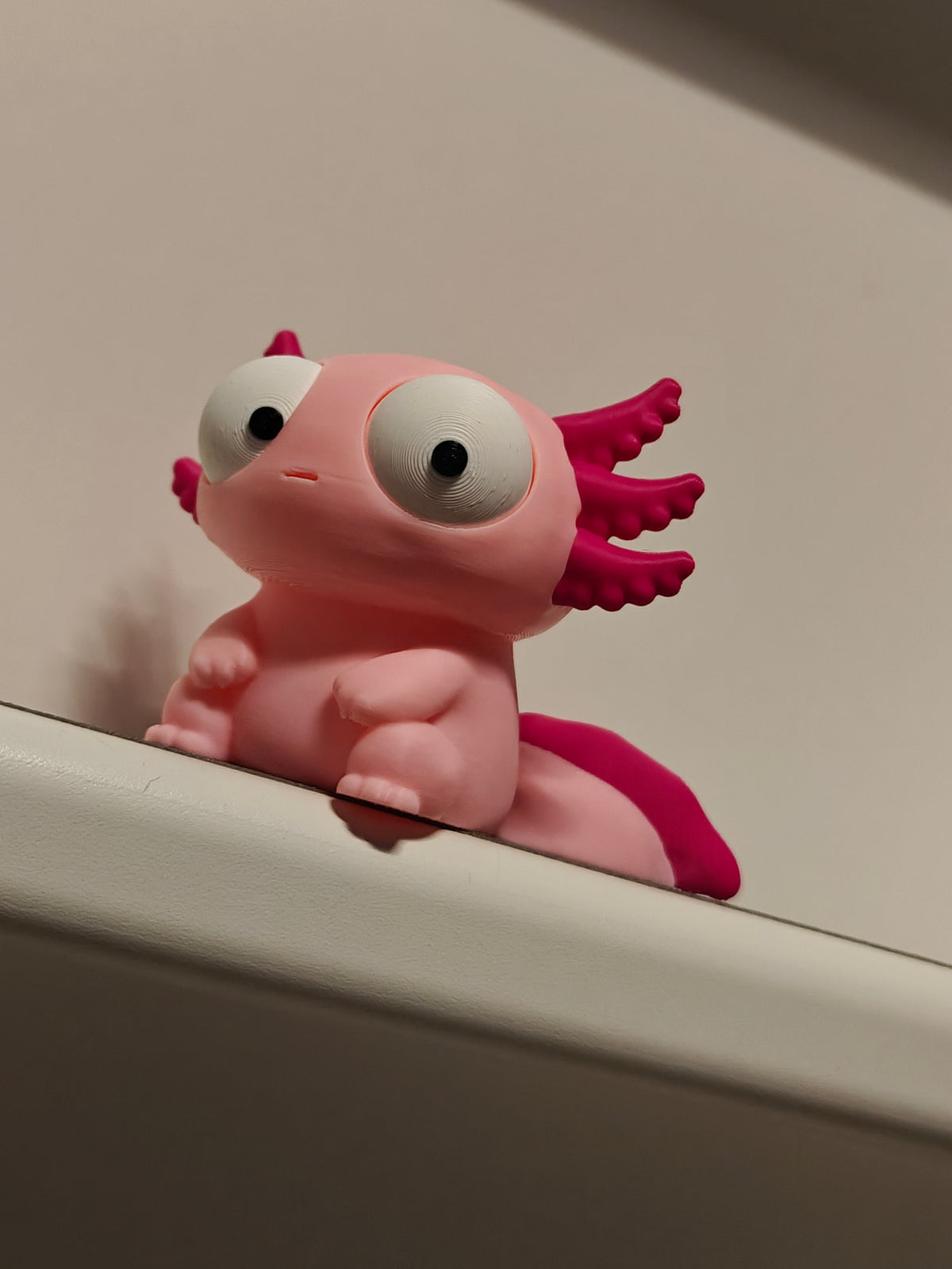 Figurine d'axolotl rigolote aux grands yeux mobiles, vue de face