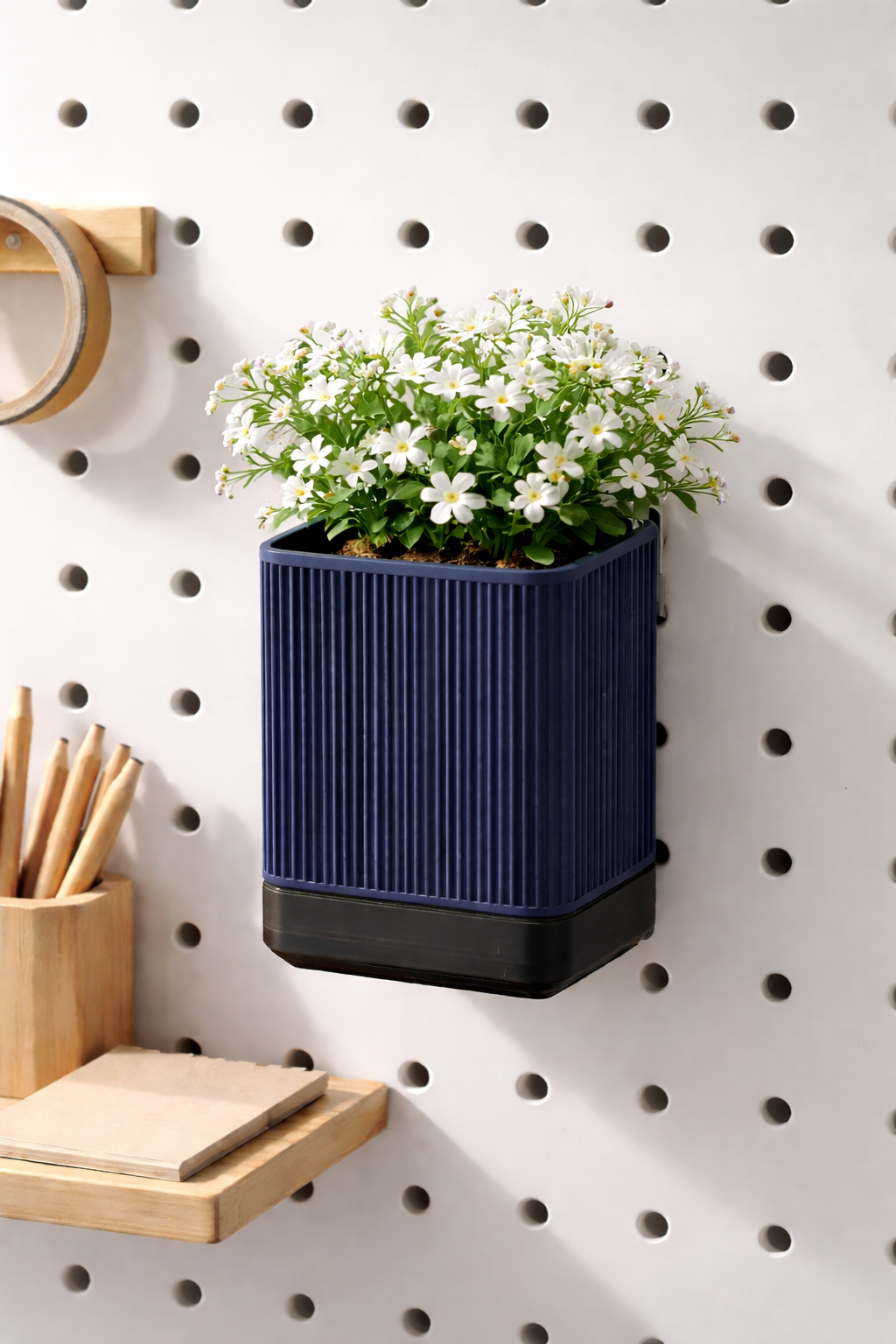 Ensemble pot de fleurs Skådis avec pot strié, crochet et soucoupe pour le panneau perforé
