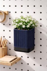 Ensemble pot de fleurs Skådis avec pot strié, crochet et soucoupe pour le panneau perforé