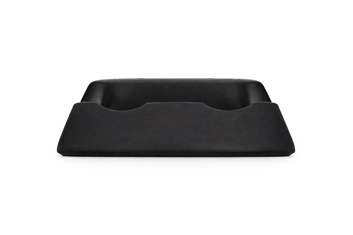 Gros plan du support épousant parfaitement la forme de la manette DualSense