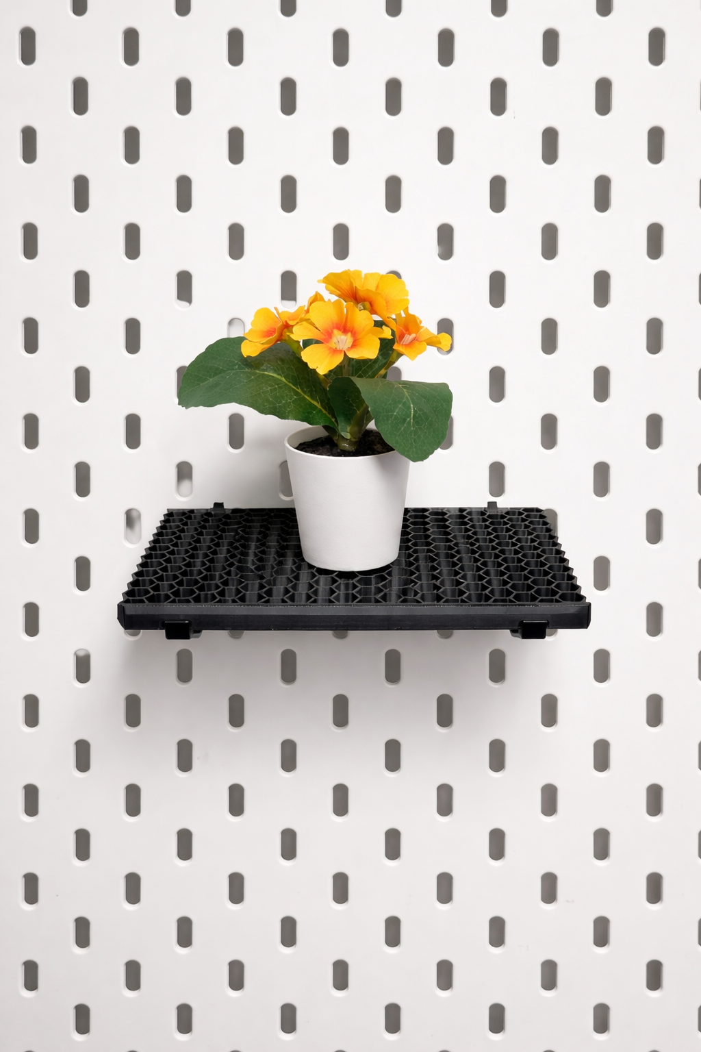 Étagère blanche modulaire pour panneau perforé IKEA Skådis avec plantes et déco