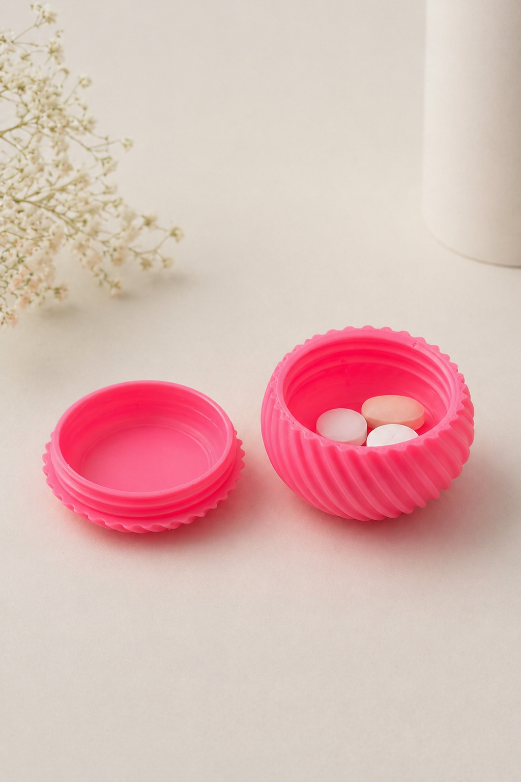 Mini-pilulier crème strié avec couvercle à vis, présenté en taille réelle