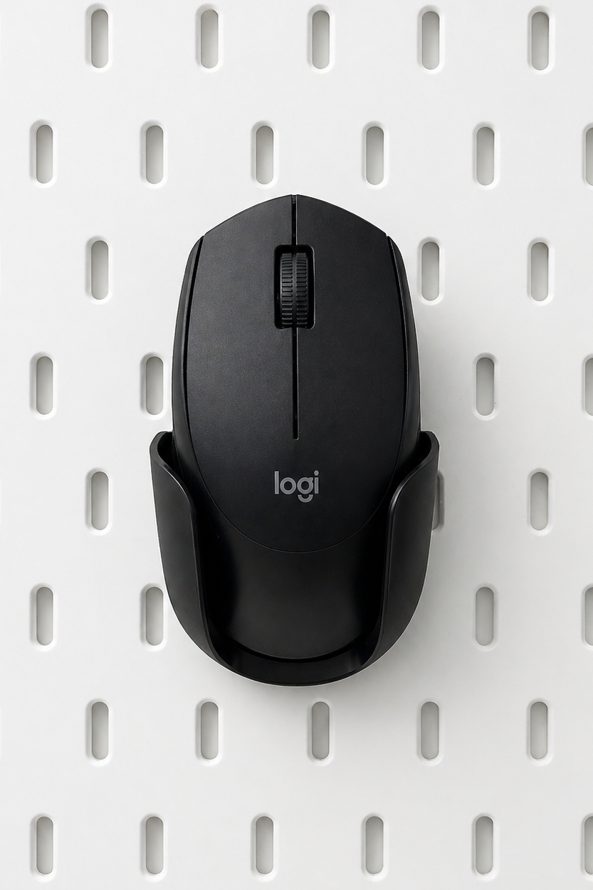 Support de souris Skådis noir sur panneau perforé avec souris sans fil