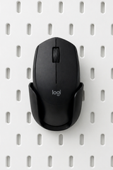 Support de souris Skådis noir sur panneau perforé avec souris sans fil