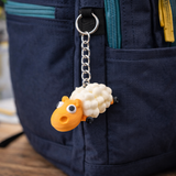Petit porte-clés mouton sur un sac ou un sac à dos