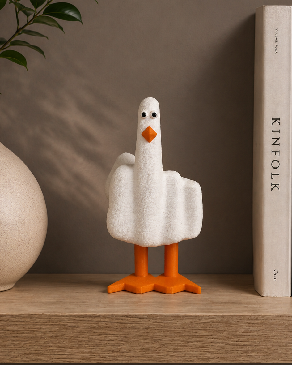 Figurine décorative d'oie sur une étagère avec livres et vase en arrière-plan