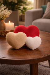 Trois cœurs décoratifs blanc, rouge et beige à la texture douce et duveteuse