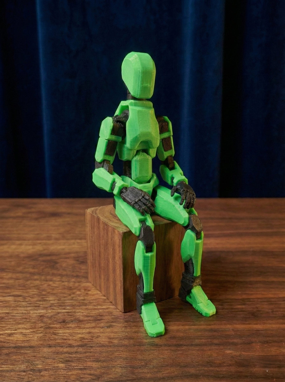 Figurine entièrement montée avec accessoires supplémentaires comme chapeau et épée