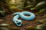 Serpent décoratif sur un bureau