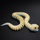 Serpent articulé courbé sur une étagère – montre sa mobilité