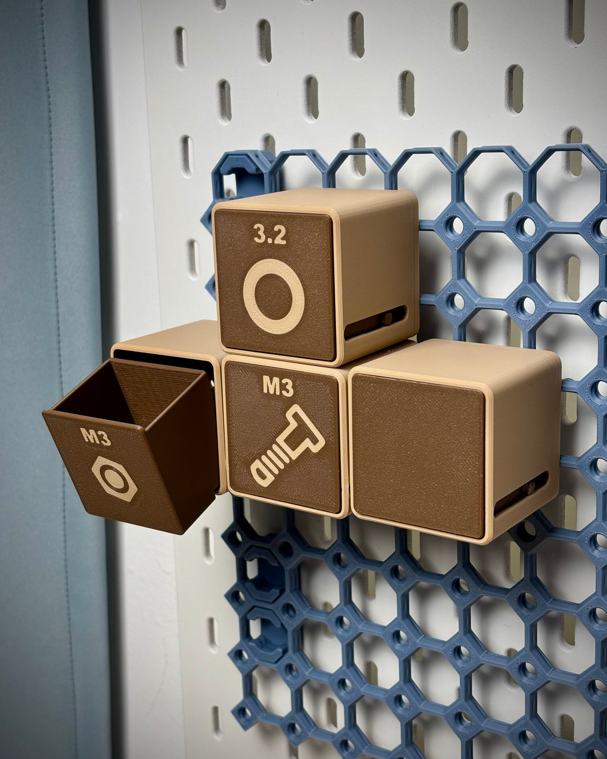 Tiroir basculant pour Multiboard – rangement de vis à ouverture push-push