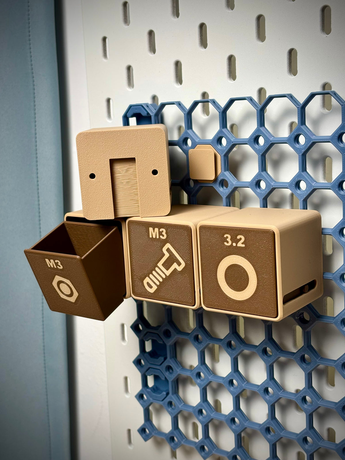 Tiroir basculant pour Multiboard – rangement de vis à ouverture push-push