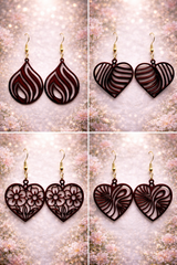 Trois boucles d'oreilles aspect bois d'acajou avec apprêts dorés, présentées ensemble