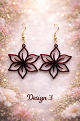 Boucle d'oreille cœur avec trois fleurs orientées différemment