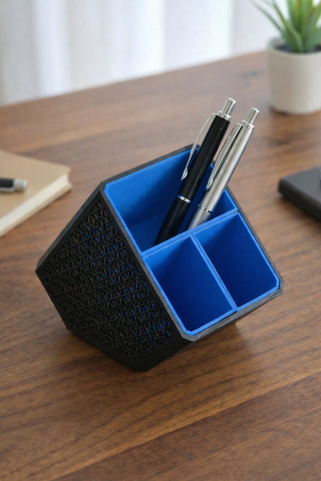 Gros plan de compartiments en bois pour stylos, crayons et fournitures de bureau