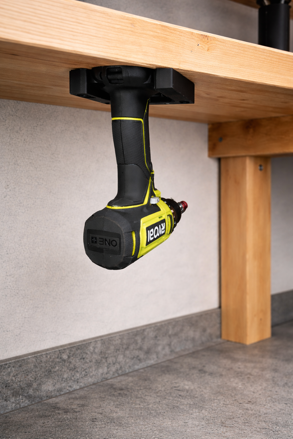 Support d'outils Ryobi monté sous le plan de travail pour un rangement pratique