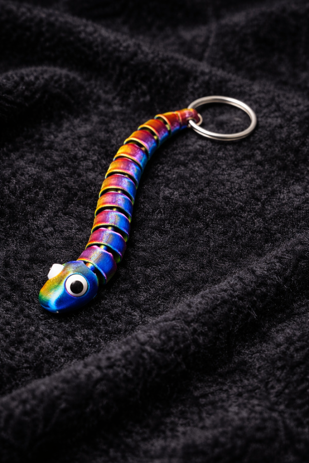 Porte-clés serpent coloré aux couleurs de l'arc-en-ciel au design articulé et souple