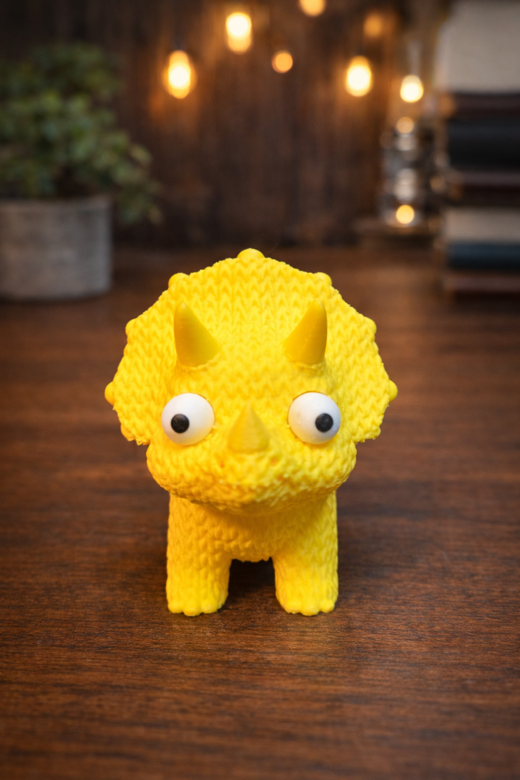 Figurine de tricératops jaune de 9 cm aux yeux mobiles mignons et à l'air amical