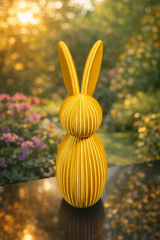 Gros plan sur le lapin de Pâques, montrant la finesse de fabrication et les textures détaillées