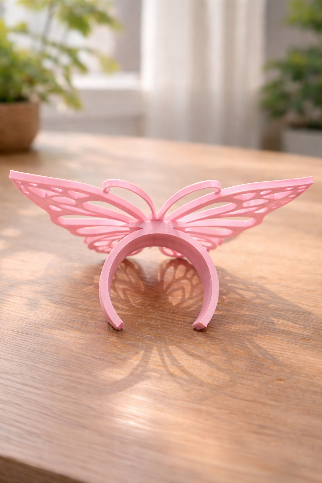 Gros plan des ailes symétriques du papillon aux motifs détaillés