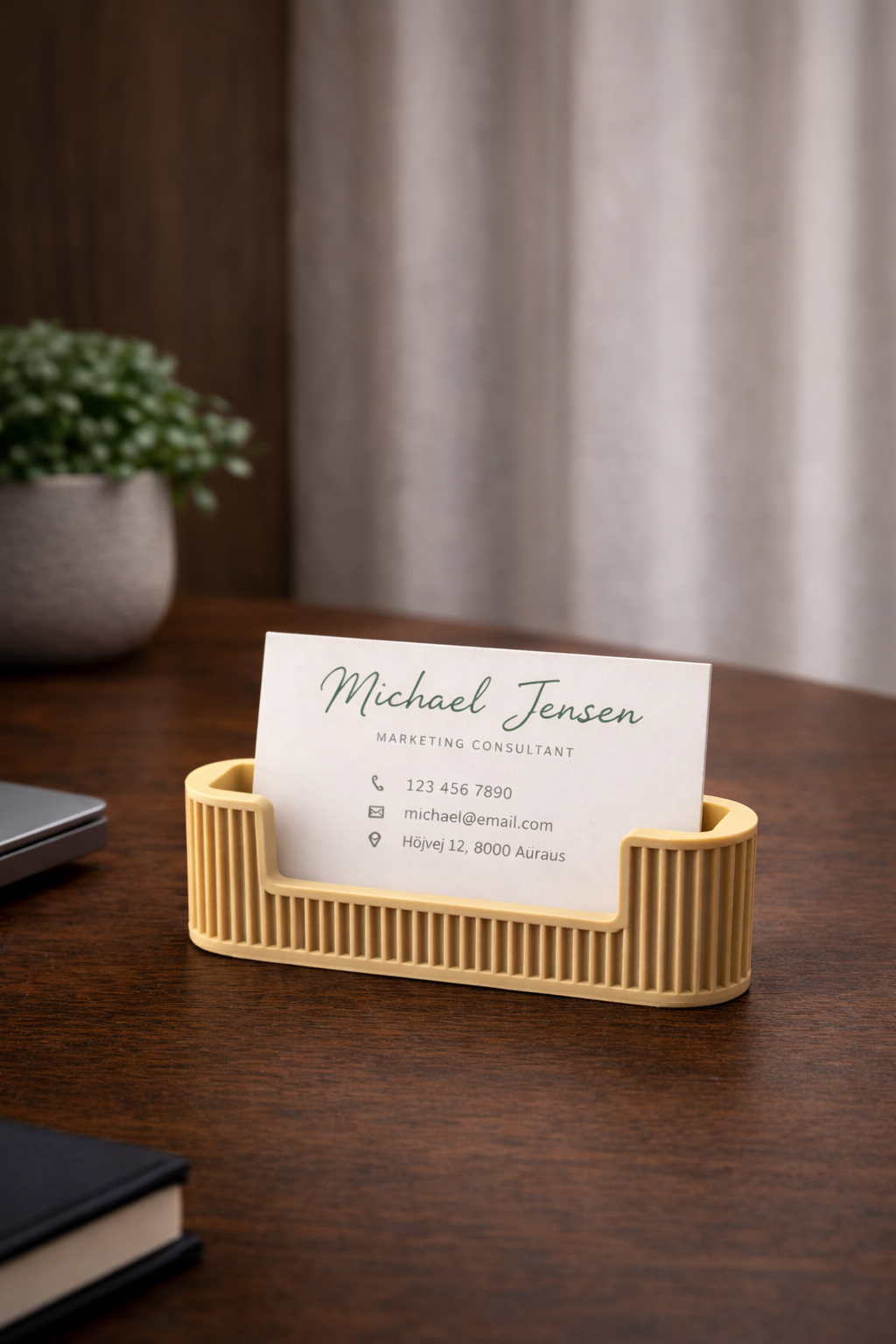 Porte-cartes de visite beige en forme de cylindre cannelé moderne sur fond blanc