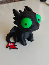 Figurine du dragon Krokmou aux grands yeux mobiles vue de face sur fond blanc