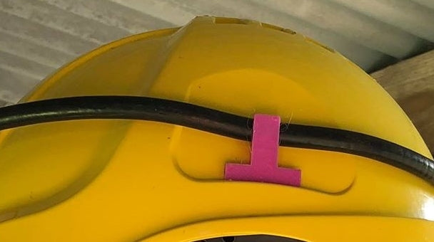 Attache-câble pour la lampe frontale d'un casque de mineur